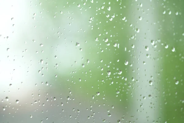 Camdaki yağmur damlaları