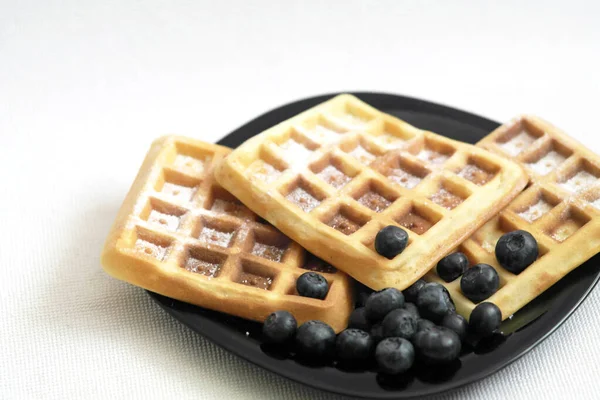 Kahvaltı için yaban mersinli waffle.