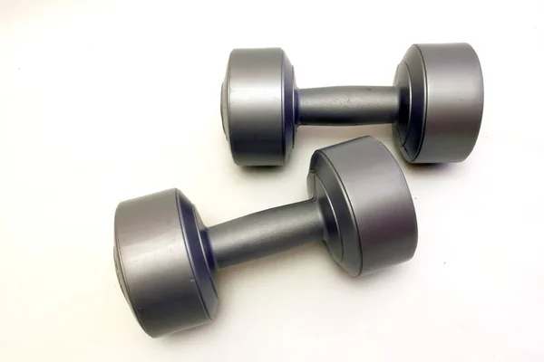 Elle tutulan plastik halterler.