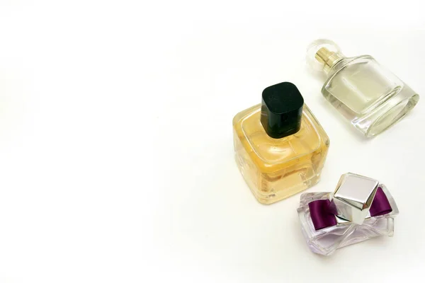Farklı renklerde parfüm şişeleri