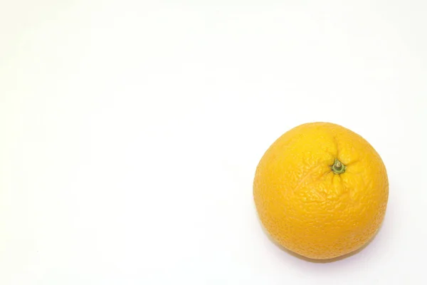 Beyaz arka planda taze turuncu