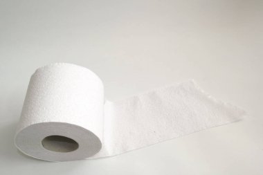 Beyaz arka planda tuvalet kağıdı