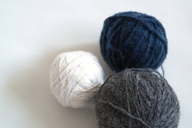 Farklı renkte güzel iplik topları