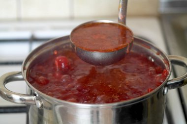 Ukrayna ve Rus çorbası hazırlıyoruz.