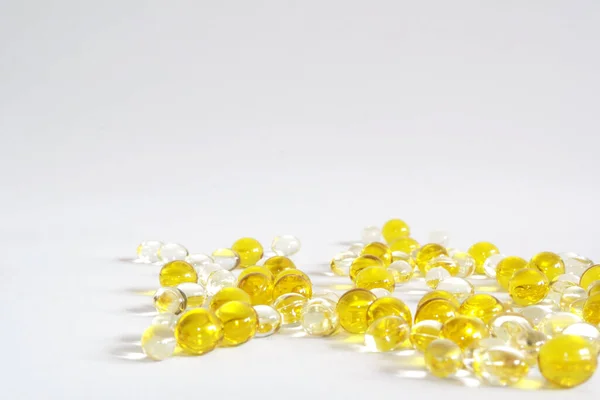 Beyaz arka planda vitaminler ve besin takviyeleri