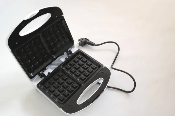 Beyaz arkaplanda waffle ızgarası