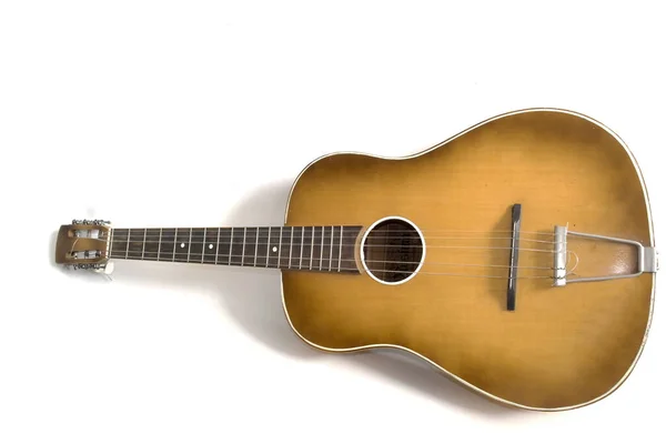 Beyaz arkaplanda tek bir dizgi olmadan gitar