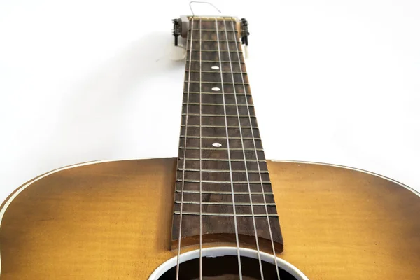 Beyaz arkaplanda tek bir dizgi olmadan gitar