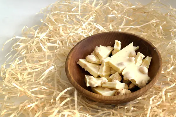 Fındıklı beyaz sütlü çikolata.