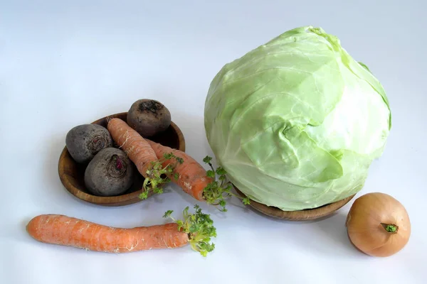 Свежие Овощи Белом Фоне Капуста Морковь Свекла — стоковое фото