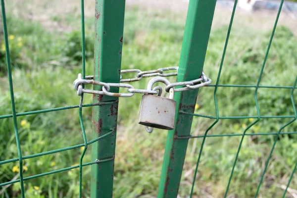 Girmeyi yasaklayan kafes ve asma kilit