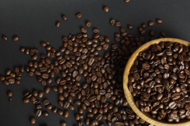 Ahşap tabakta aromatik kahve çekirdekleri