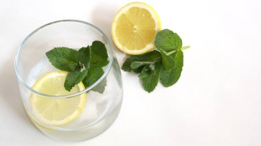 Buzlu nane ve limon ile ferahlatıcı içecek