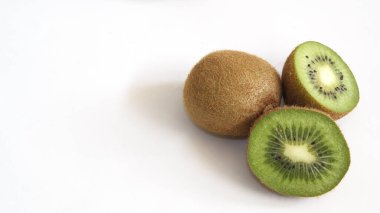  Olgun kivi bir ızgarada beyaz bir arkaplan üzerinde dilimler