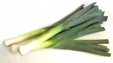 Beyaz arka planda yeşil ve taze pırasa