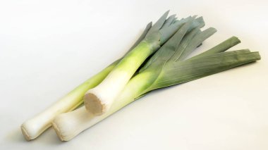 Beyaz arka planda yeşil ve taze pırasa