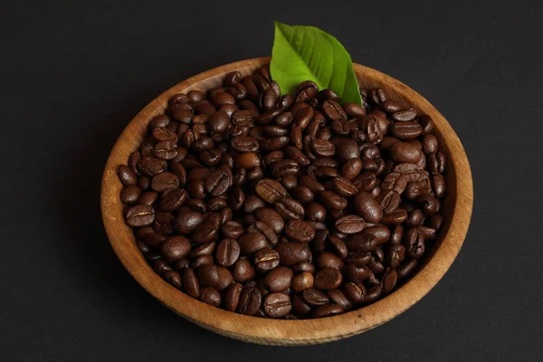 Kahve yapraklı aromatik kahve çekirdekleri.