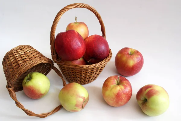 Beyaz arkaplanda taze kırmızı elmalar