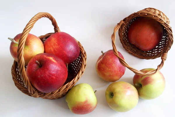 Φρέσκα Κόκκινα Μήλα Λευκό Φόντο — Φωτογραφία Αρχείου
