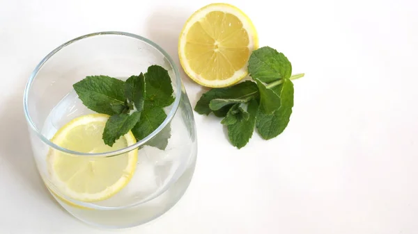 Buzlu nane ve limon ile ferahlatıcı içecek