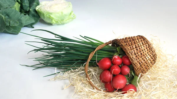 Verduras Verdes Verdes Rabanetes Saladas Cebolas Contexto Branco — Fotografia de Stock