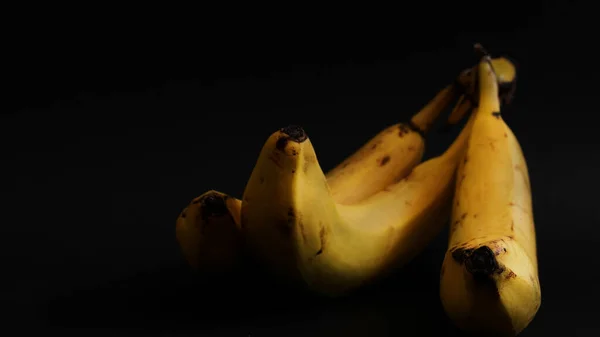 Siyah arka planda üç muz