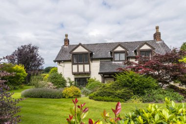 Siyah ve beyaz lüks yazlık Alderley Edge yakınındaki Cheshire kırsalında. 