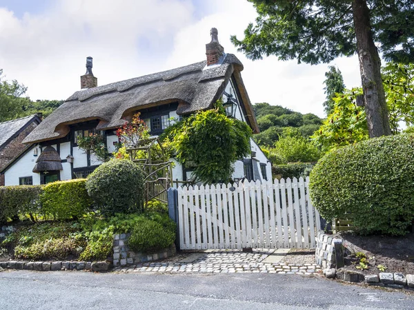 Czarno -biały Thatched Cottage w malowniczych krajobrazów hrabstwa Cheshire w pobliżu Alderley Edge. — Zdjęcie stockowe