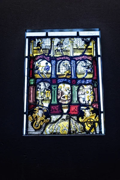 Exposição de vidro manchado medieval em um dos muitos museus em Berlim Alemanha — Fotografia de Stock