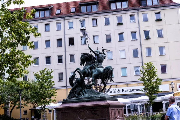 Statue von st george kill the dragon in berlin deutschland — Stockfoto