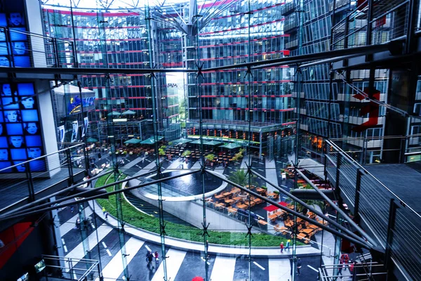 Il Sony Center si trova vicino alla stazione ferroviaria di Berlino Potsdamer Platz — Foto Stock