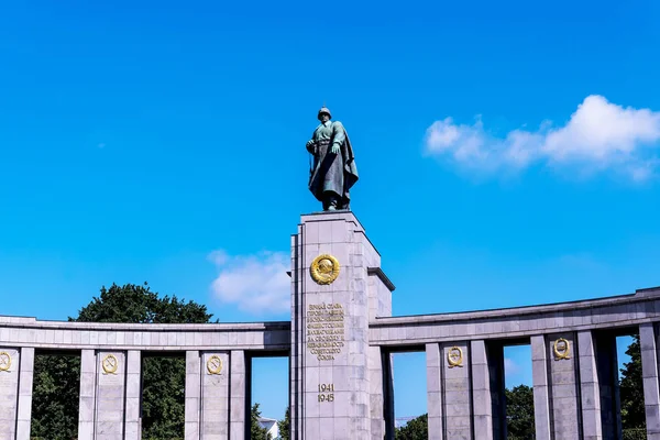 Το Σοβιετικό Πολεμικό μνημείο στο Tiergarten το Βερολίνο Γερμανία — Φωτογραφία Αρχείου