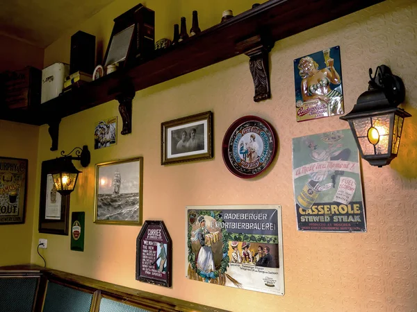 Irische Bar Mit Verschiedenen Vintageartikeln Die Dem Irischen Authentizität Verleihen — Stockfoto
