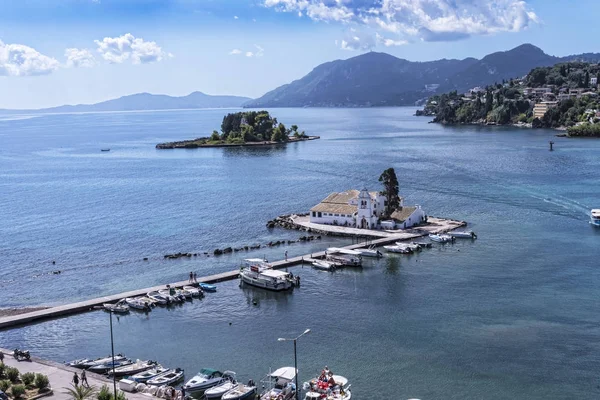 Kanoni z church of Panagia Vlacherna oddalony poniżej i Mouse Island (Pontikonissi) są miejsca najbardziej znanych i sfotografowane w Korfu — Zdjęcie stockowe