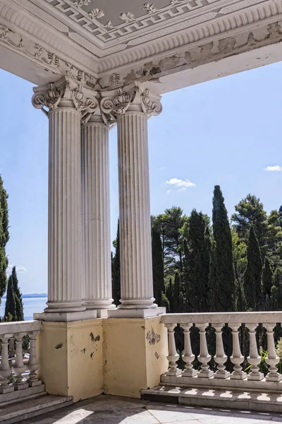 Balcony in the Achilleion palace of Empress of Austria Elisabeth of Bavaria. — Stock Photo, Image