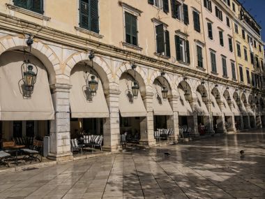 Liston bakan geniş ve döşeli yol uzun kapalı bir yürüyüş ile iki komşu binaların oluşturmuştur. Liston nerede Corfiots kriket oynamak Spianada Bahçe hayran olabilir 