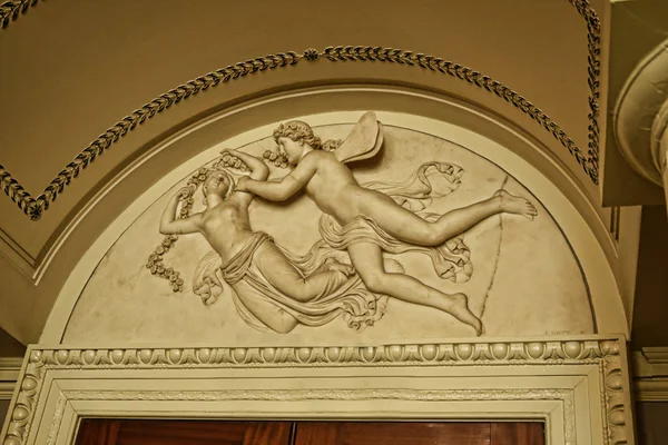 Over Door Marble relevo em Grand Country House perto de Leeds, West Yorshire, Inglaterra. (Não propriedade da National Trust ) — Fotografia de Stock