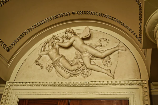 Über Tür Marmorrelief in großem Landhaus in der Nähe von Leeds, West yorshire, England. (nicht nationales Treuhandeigentum) — Stockfoto