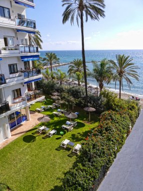 Andalucia Güney İspanya Marbella Resort Kasım ayında sessiz plaja seyir üzerinde palmiye ağaçları