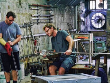 İşçi ve sanat cam yapma fabrika Cebelitarık Rock üzerinde ürünleri