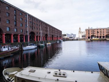Albert Dock dock binaları ve depolar Liverpool, İngiltere'de bir kompleks olduğunu. Bugün çok Albert Dock Liverpool'ın en önemli turistik ve şehir Unesco Dünya Mirası Maritime Mercantile City önemli bir bileşeni.