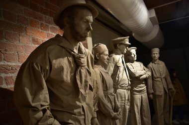 Şehir merkezinde Albert Dock Liverpool Denizcilik müzesinde sergiler. Bu bir savaş zamanı ekran parçasıdır