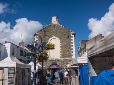 Keswick Pazar Merkezi bina şimdi heybetli England.This Kuzey Lake District kalbinde tartışmalı salonda Keswick bilgi merkezine ev sahipliği yapmaktadır. Mevcut tartışma Hall 1813 tarihli ama site uzun zaman önce bir bina yapıldı.