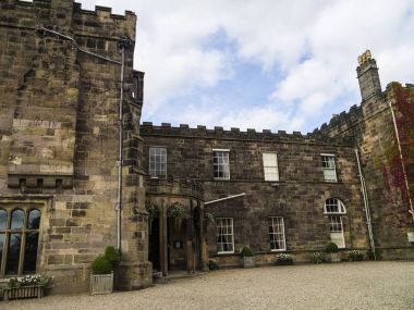 Ripley ile parish Kilisesi birkaç mil kuzeyinde Harrogate North Yorkshire İngiltere'de, bir köydür. Ripley Castle, 15 yüzyıldan kalma bir kale Ingilby aile ev 700 yıldır          