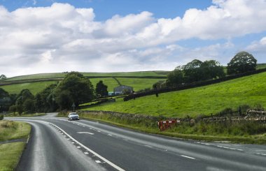 Kırlarda ve Kuzey Yorkshire Dales İngiltere üzerinden seyahat duyular için bir bayram olduğunu
