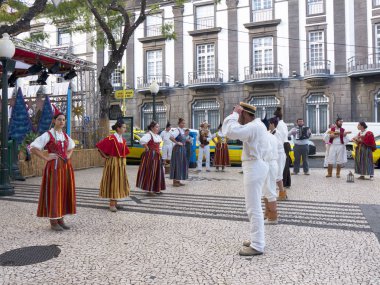 Funchal 20 Aralık 2017.Dancers ana alışveriş caddesi Funchal Madeira Adası Portekiz Noel festivaller geleneksel Madeiran kostümleri