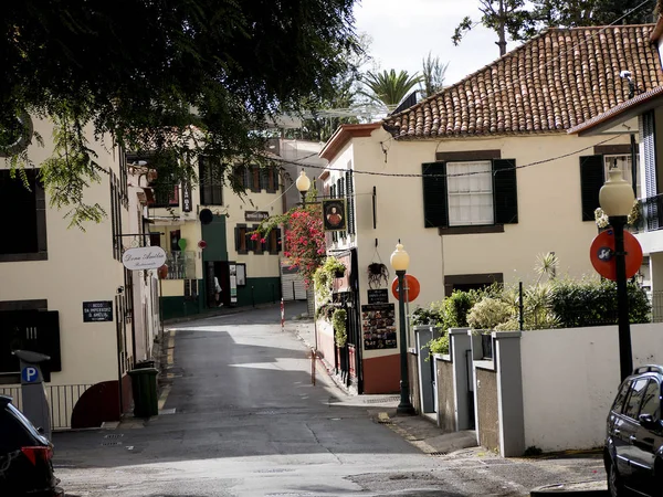 Funchal 16 Aralık 2017. Bar ve restoran Funchal Madeira Adası Portekiz ana gürültüsünden uzak sakin bir sokakta