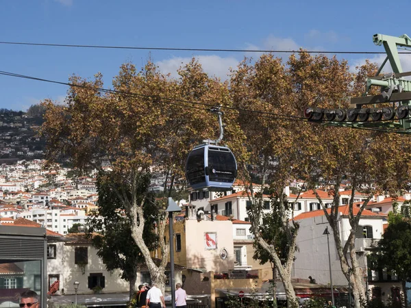 Funchal 19 Aralık 2017.Municipal Park ve oyun alanına teleferik istasyonuna Funchal merkezi Adası Madeira Portekiz göre