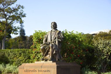 Santa Caterina Parkı Funchal Mareira Portugal.He Adası'nda Kristof Kolomb heykeli nerede onun 3 küçük kümesi yeni dünya keşfetmek için gemi gelen Limanı üzerinden izlerken oturur