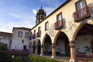 Santa Clara'da Funchal Madeira manastır... 15. yüzyıl manastır aslında bir manastırla siparişe ait, ama bu şu anda Gotik cloister, süslü Şapel ve kilisenin güzel NEF ziyaret edebilirsiniz halka açık.